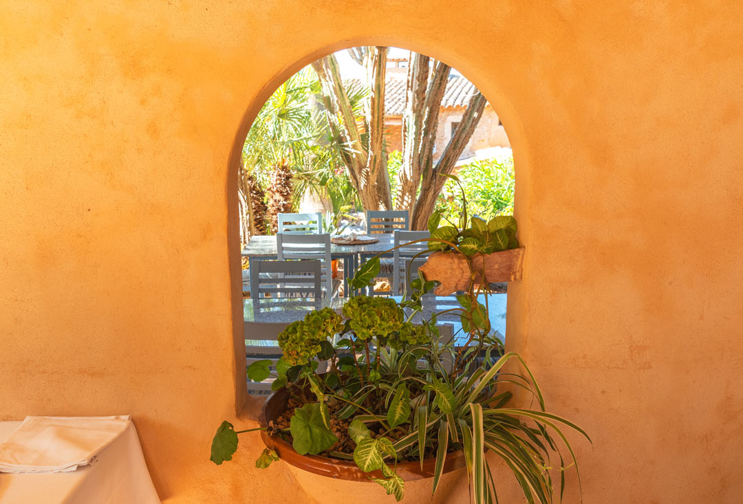 Blick durchs Fenster ins Restaurant im Innenhof des Finca-Hotels